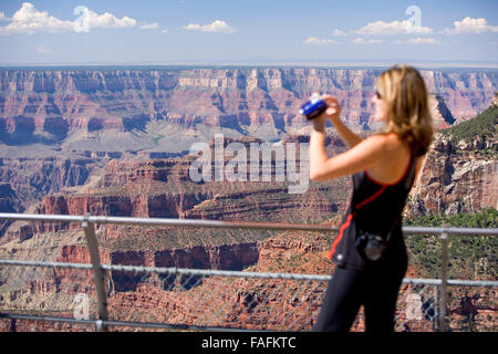 Femme de prendre des photos du Grand Canyon. De l'Arizona. USA Banque D'Images