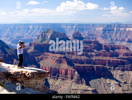 L'homme qui donne sur le Grand Canyon avec des jumelles, Arizona Banque D'Images