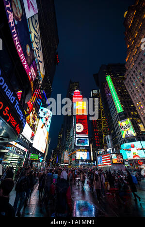 La VILLE DE NEW YORK, USA - Le 22 décembre 2015 : les foules se rassemblent sous les lumières de Times Square dans le build-up pour le Nouvel An. Banque D'Images