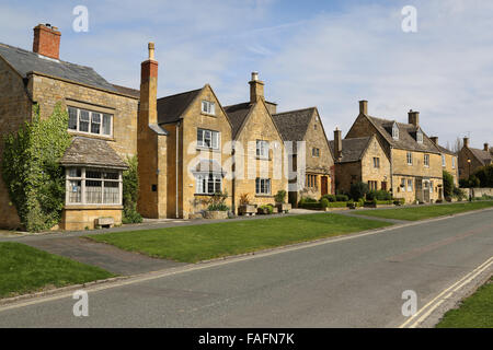 Scène de rue avec maisons anciennes à Broadway Cotswolds Angleterre Royaume-uni Grande-Bretagne Banque D'Images