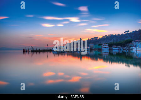 Passignano sul Trasimeno, Lac Trasimène, Ombrie, Italie. La belle photo de coucher de soleil avec des couleurs chaudes reflète les nuages Banque D'Images