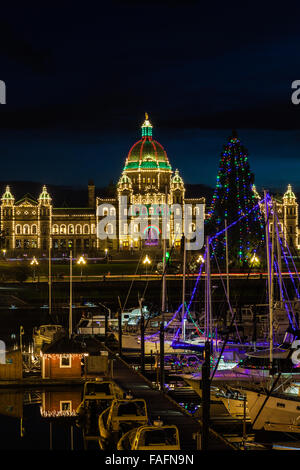 La Colombie-Britannique des édifices législatifs illuminée en couleurs de Noël Banque D'Images