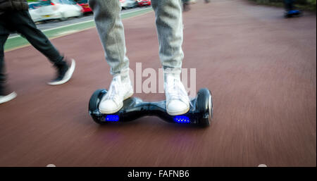 Personne Montant un HoverBoard sur un sentier public, ils sont maintenant interdits dans tous les lieux publics au Royaume-Uni Banque D'Images