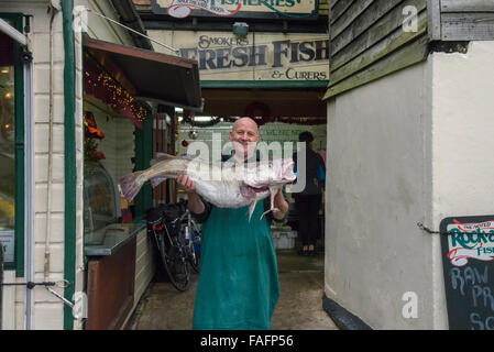 Sonny Elliot, propriétaire de rock-a-pêches Nore, tenant une pêche locale fraîche 40lb cod. Hastings. East Sussex. L'Angleterre. UK. Banque D'Images