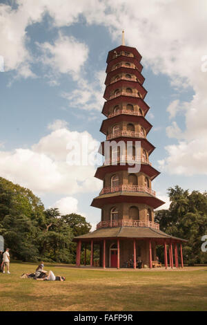 Une vue sur la Pagode japonaise à Kew Gardens, London,UK avec les personnes bénéficiant du soleil Banque D'Images