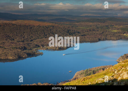 Un plaisir des croisières en bateau le long de Windermere, vus de près comment l'Gummer Newby Bridge, Lake District, Cumbria Banque D'Images