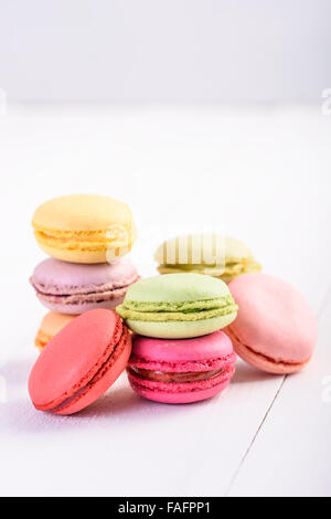 Macarons français sur fond blanc Banque D'Images