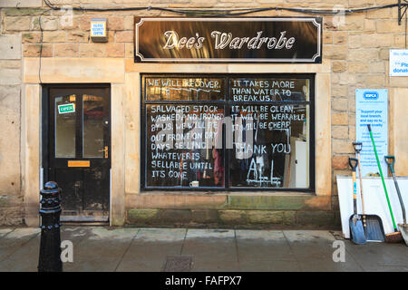 Hebden Bridge, UK. Dec 29, 2015. Signe de défi dans la fenêtre d'une des boutiques dévastées en le lendemain des inondations à Hebden Bridge Crédit : Graham Hardy/Alamy Live News Banque D'Images