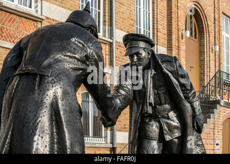 Statue représentant des soldats britanniques et allemands se serrer la main pendant la Seconde Guerre mondiale, une trêve de Noël, Messines, Flandre orientale, Belgique Banque D'Images