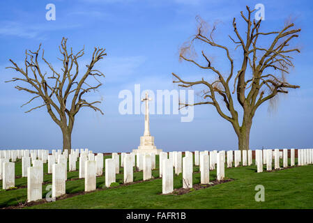 Pierres tombales blanches lors de la Première Guerre mondiale près de cimetière militaire Point Prowse, Ploegsteert Flandre occidentale, Belgique Banque D'Images