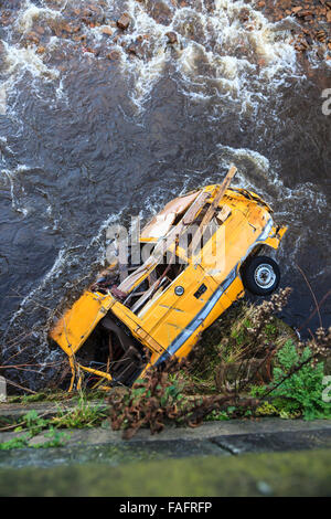 Hebden Bridge, UK. Dec 29, 2015. L'épave d'un camper van toujours coincé sous le pont à Hebble fin dans le centre de Hebden Bridge après la Boxing Day les inondations. Credit : Graham Hardy/Alamy Live News Banque D'Images