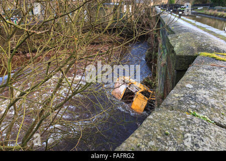 Hebden Bridge, UK. Dec 29, 2015. L'épave d'un camper van toujours coincé sous le pont à Hebble fin dans le centre de Hebden Bridge après la Boxing Day les inondations. Credit : Graham Hardy/Alamy Live News Banque D'Images