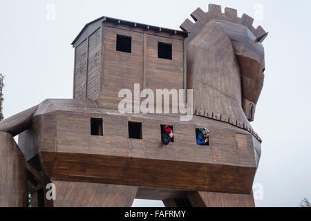 Voyage Turquie - Les Ruines de Troie. Les touristes visitent la réplique (imaginé) cheval de bois Banque D'Images