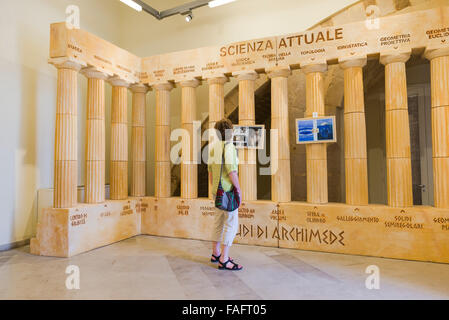 Musée de la femme, vue d'une femme visiter le Temple 'Hall' dans le Arkimedeion, un musée dédié à l'invention d'Archimedes à Syracuse, en Sicile. Banque D'Images