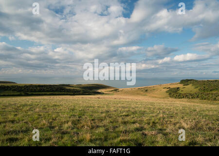 Nuages spectaculaires au cours de la ferma sur downland à point en laiton et la mer au loin le long des sept soeurs en Sussex 6 Banque D'Images