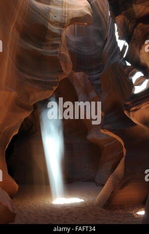 La région de Antelope Canyon sous faisceau de lumière Banque D'Images