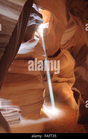 La région de Antelope Canyon sous faisceau de lumière Banque D'Images