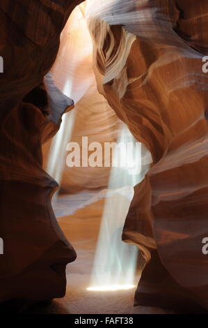 La région de Antelope Canyon sous faisceau de lumière Banque D'Images