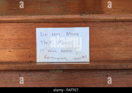 Hebden Bridge, UK. Dec 29, 2015. Note sur l'épaule de mouton piano pub après le lendemain des inondations dans le centre de Hebden Bridge Crédit : Graham Hardy/Alamy Live News Banque D'Images