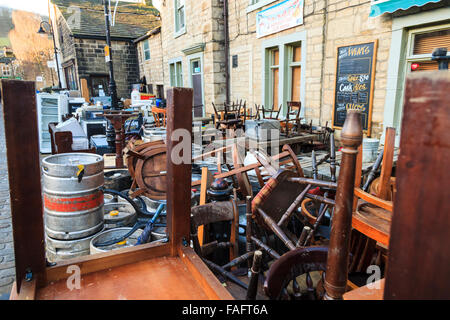 Hebden Bridge, UK. Dec 29, 2015. Tous les meubles de l'épaule de mouton Pub est mis à sécher après la Boxing Day inondations dans le cnetre de Hebden Bridge Crédit : Graham Hardy/Alamy Live News Banque D'Images