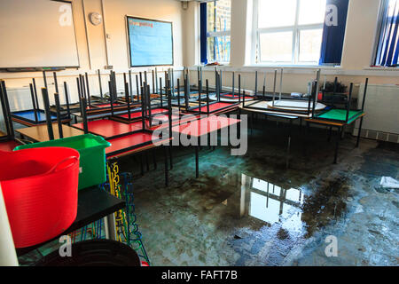 Hebden Bridge, UK. Dec 29, 2015. Une salle de classe de l'École Junior Riverside deux jours après le Boxing Day Hebden Bridge Crédit : inondations, Graham Hardy/Alamy Live News Banque D'Images