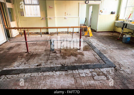 Hebden Bridge, UK. Dec 29, 2015. Tout ce qui reste de la rivière école junior à la suite de la cuisine le lendemain des inondations n Hebden Bridge Crédit : Graham Hardy/Alamy Live News Banque D'Images