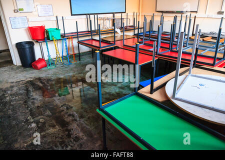 Hebden Bridge, UK. Dec 29, 2015. Une salle de classe de l'École Junior Riverside deux jours après le Boxing Day Hebden Bridge Crédit : inondations, Graham Hardy/Alamy Live News Banque D'Images