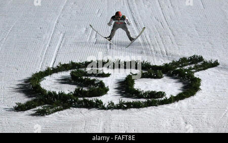 Oberstdorf, Allemagne. Dec 29, 2015. Severin Freund de l'Allemagne en action au cours de la première étape des quatre Hills ski compétition de sauts à Oberstdorf, Allemagne, 29 décembre 2015. Photo : Fredrik von Erichsen/dpa/Alamy Live News Banque D'Images