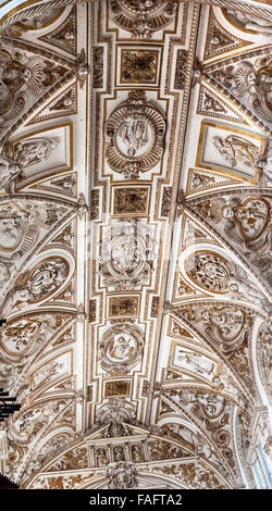 Plafond cathédrale Mezquita de Cordoue blanc autel de l'Espagne. Créé en 785 comme une mosquée, a été transformée en une cathédrale dans le 1500. Banque D'Images