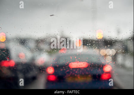 L'heure de pointe humide morne voyage arrêt sur autoroute transport voitures stationnaires de camions équipés de feux arrière de la queue d'une faible visibilité Banque D'Images