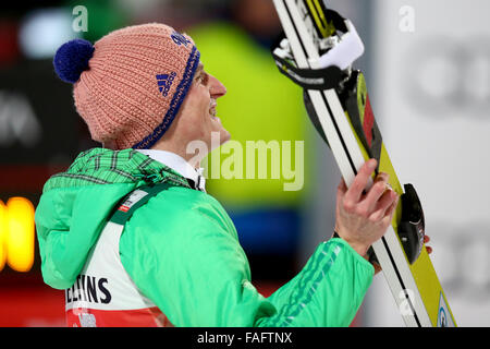 Oberstdorf, Allemagne. Dec 29, 2015. Severin Freund de l'Allemagne célèbre après avoir remporté la première étape des quatre Hills ski compétition de sauts à Oberstdorf, Allemagne, 29 décembre 2015. Photo : Daniel Karmann/dpa/Alamy Live News Banque D'Images