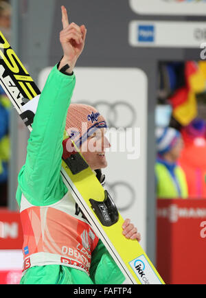 Oberstdorf, Allemagne. Dec 29, 2015. Severin Freund de l'Allemagne célèbre après avoir remporté la première étape des quatre Hills ski compétition de sauts à Oberstdorf, Allemagne, 29 décembre 2015. Photo : Daniel Karmann/dpa/Alamy Live News Banque D'Images