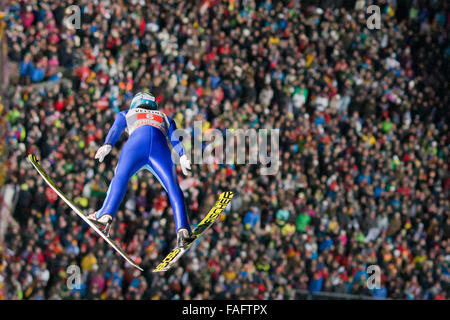 Oberstdorf, Allemagne. Dec 29, 2015. Michael Hayboeck d'Autriche s'élance dans l'air pendant la première étape des quatre Hills ski compétition de sauts à Oberstdorf, Allemagne, 29 décembre 2015. Photo : Daniel Karmann/dpa/Alamy Live News Banque D'Images