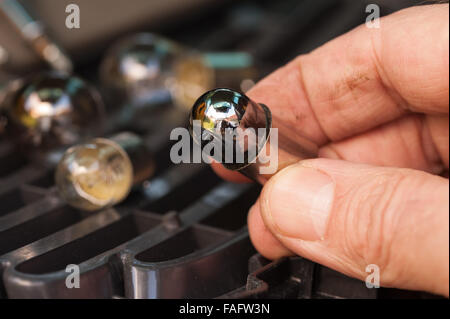 Burnt Out ampoule à filament montrant l'argenture et noircissement par rapport à la voiture propre nouveau remplacement du hayon arrière Banque D'Images