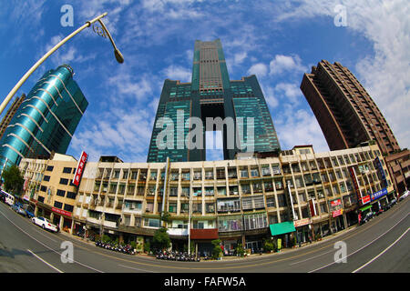 85 Sky Tower Hotel et de vieux bâtiments, Kaohsiung, Taiwan Banque D'Images