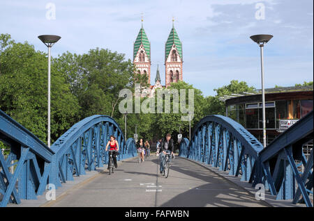 Les cyclistes à l'heure de pointe du matin le passage de Blue Bridge, un cycle/piéton pont sur des lignes de chemin de fer dans la région de Freiburg. Banque D'Images