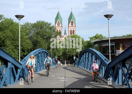 Les cyclistes à l'heure de pointe du matin le passage de Blue Bridge, un cycle/piéton pont sur des lignes de chemin de fer dans la région de Freiburg. Banque D'Images