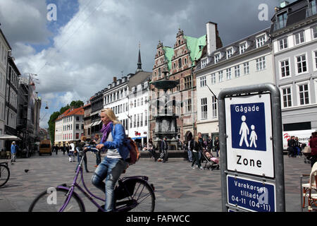 Zone piétonne et cycliste à Amagertorv dans le centre de Copenhague, au Danemark. Banque D'Images