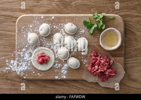 La cuisson des boulettes de viande Banque D'Images