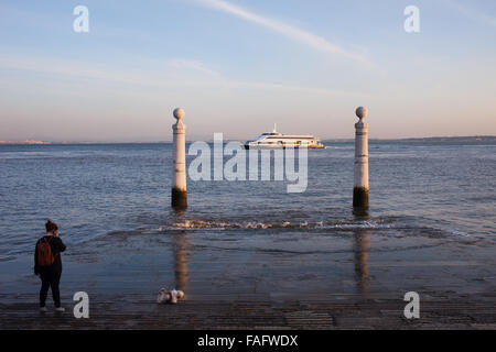 Le Portugal, ville de Lisbonne, Colonnes Pier (Portugais : Cais das Colunas) par le Tage dans la matinée Banque D'Images