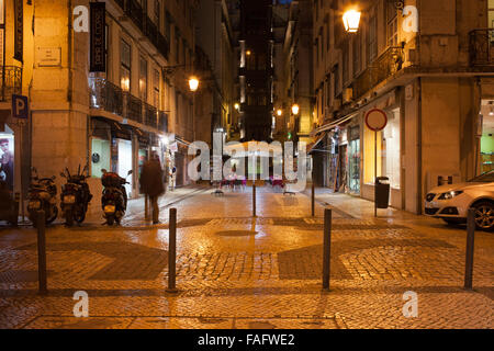 Portugal, Lisbonne, centre-ville de nuit, Rua de Santa Justa et Rua do rues pavées Banque D'Images