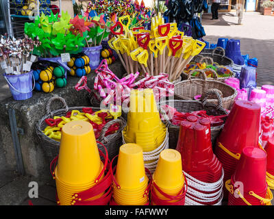 Une collection de plage seaux, pelles et des jouets de plage Banque D'Images