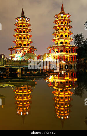 Tigre et Dragon, la nuit, les pagodes de l'étang de lotus, Kaohsiung, Taiwan Banque D'Images