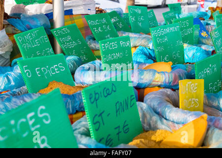 Stand avec plusieurs épices aromatisées avec des sacs colorés, des étiquettes de prix. Banque D'Images