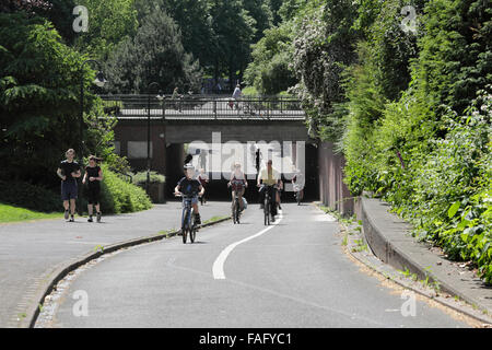 Cyclistes et joggeurs sur la Promenade à Münster, (Muenster), Allemagne. Banque D'Images