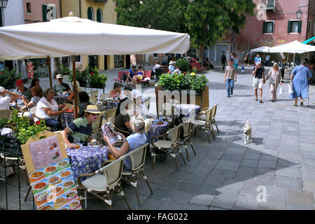 Un restaurant à Campo Santa Maria Nova, une place typique dans la ville piétonne de Venise. Banque D'Images