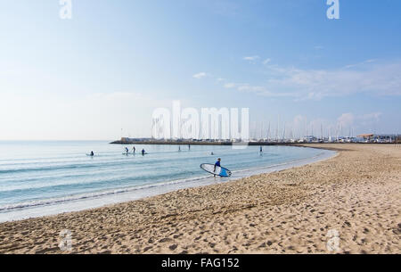 Plage d'hiver avec les surfeurs et les pagayeurs debout près de marina et de la plage de sable Playa de Palma sur le 13 décembre 2015 à Îles Baléares Banque D'Images