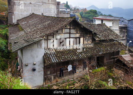 Ferme en ruine dans un village chinois Banque D'Images