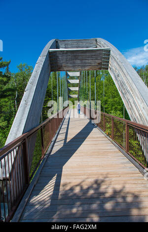 Pont pied sur un sentier de randonnée dans le canyon Ouimet Provincial Park à Dorion, Ontario, Canada Banque D'Images