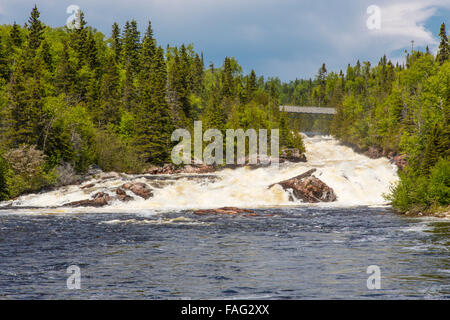 Chutes d'eau de rivière Aguasabon à Terrace Bay Beach sur la rive nord du lac Supérieur, en Ontario Canada Banque D'Images